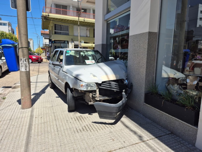Por evitar un choque, termin� arriba de la vereda